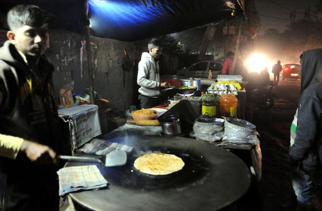 A late night food stall near the Vipul Square building. The stalls serve lip-smacking dishes at affordable rates.(Parveen Kumar/HT PHOTO)