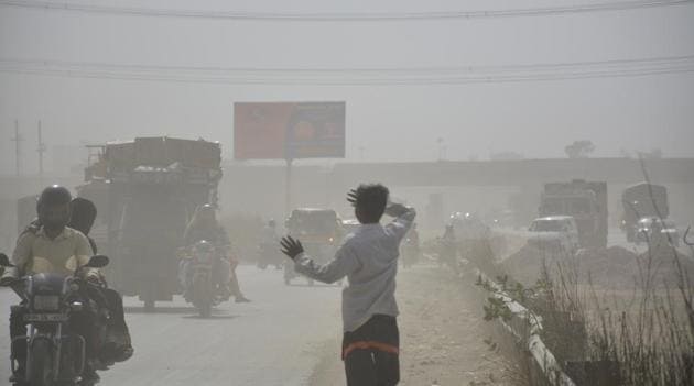 The pollution level in Ghaziabad is mainly attributed to vehicular emissions, burning of biomass, crop residue and garbage, road and soil dust, among others. (Sakib Ali/HT Photo) The pollution level in Ghaziabad is mainly attributed to vehicular emissions, burning of biomass, crop residue and garbage, road and soil dust, among others. (Sakib Ali/HT Photo)