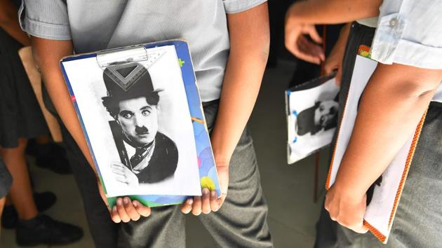 A drawing competition was also organized by the club to commemorate the legendary actor’s birthday,with the subject none other than the silent actor’s portrait. (Indranil Mukherjee / AFP) A drawing competition was also organized by the club to commemorate the legendary actor’s birthday,with the subject none other than the silent actor’s portrait. (Indranil Mukherjee / AFP)