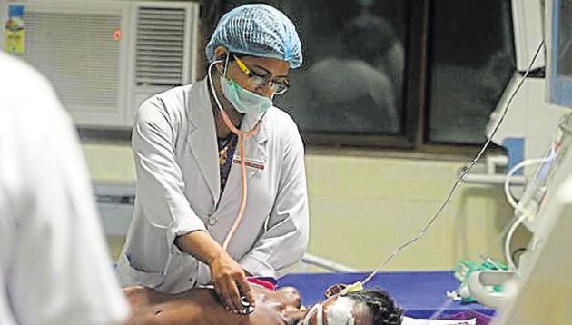 edical staff attend to a child admitted in the Encephalitis ward at The Baba Raghav Das Hospital in Gorakhpur.(AFP File Photo)