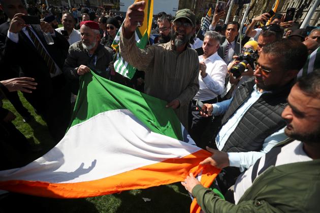 Protesters rip up India's flag after tearing it off a flagpole in Parliament Square, London, Britain, April 18, 2018. (REUTERS) Protesters rip up India's flag after tearing it off a flagpole in Parliament Square, London, Britain, April 18, 2018. (REUTERS)