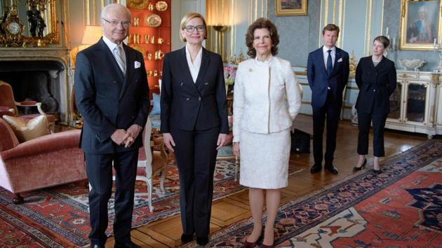 Sweden's King Carl Gustaf and Queen Silvia (R) pose with the Speaker of the Parliament of Finland Paula Risikko (C) during an audience at the Royal Palace in Stockholm, on April 19, 2018.(AFP Photo)