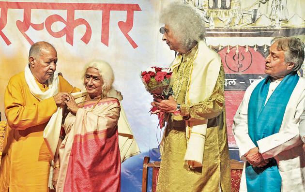 Prabha Atre felicitated with Punyabhushan award by (from L) Pandit Hariprasad Chaurasia and Pandit Shivkumar Sharma in the city on Thursday.(HT Photo)