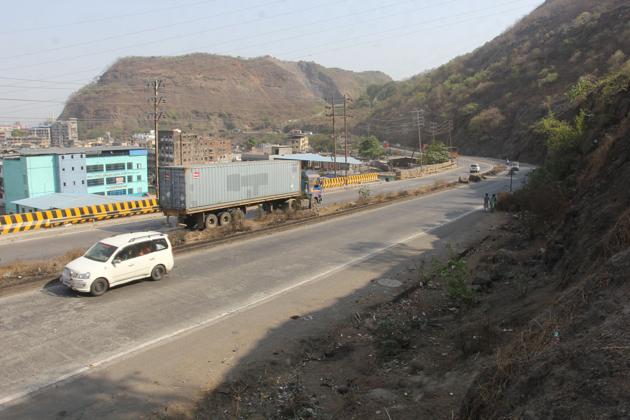 Around 15,000 containers, apart from thousands of other light vehicles, ply on the Mumbra bypass. Its closure will affect the traffic in Thane, Navi Mumbai, Mulund and Airoli.(Praful Gangurde/HT)
