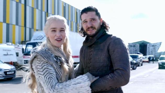 Emilia Clarke and Kit Harrington invite you to Game of Thrones’ set.(Facebook.)