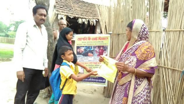 AsaduddinSadique and his children, Sultan Abid and Sabiha Shabnam, distribute pamphlets to persuade people to stay away from violence during elections. (HT PHOTO) AsaduddinSadique and his children, Sultan Abid and Sabiha Shabnam, distribute pamphlets to persuade people to stay away from violence during elections. (HT PHOTO)