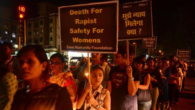 Protesters at a candle light march to demand justice for Kathua and Unnao Rape cases in Navi Mumbai on Wednesday.(Bachchan Kumar/HT Photo)