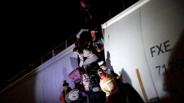 Every year, thousands of migrants --especially Central Americans-- venture to cross Mexico and reach the United States, often risking their lives along the way. (Edgard Garrido / REUTERS) Every year, thousands of migrants --especially Central Americans-- venture to cross Mexico and reach the United States, often risking their lives along the way. (Edgard Garrido / REUTERS)