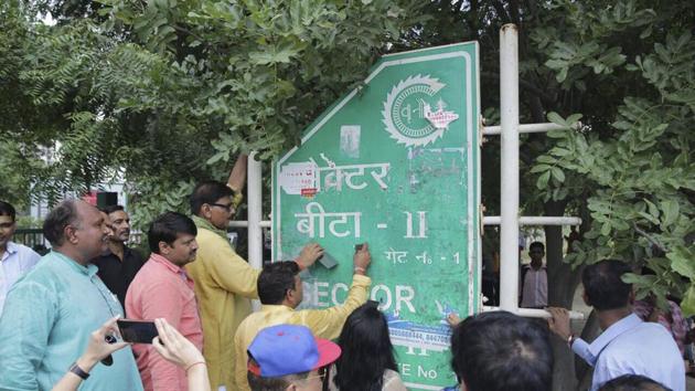 Owing to poor enforcement, the city’s walls, traffic signages and other public spaces have been defaced with posters. (HT Photo) Owing to poor enforcement, the city’s walls, traffic signages and other public spaces have been defaced with posters. (HT Photo)