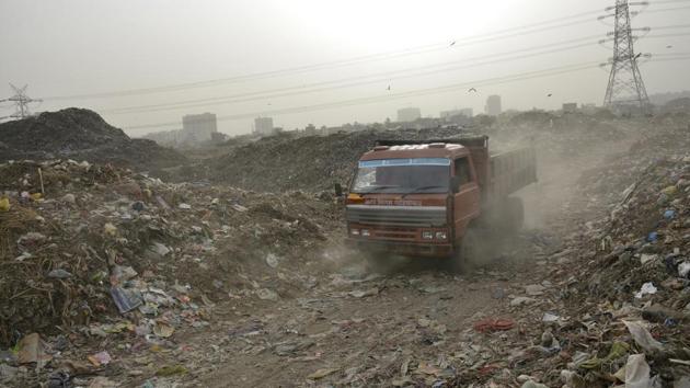 It is estimated that around 1,000 metric tonnes of solid waste is generated by the city every day.(Sakib Ali/HT Photo)