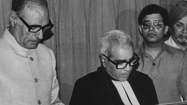 Former Delhi high court chief justice Rajinder Sachar (C) who chaired the Sachar Committee, constituted by then Congress-led central government, which submitted a report on the social, economic and educational status of Muslims in India passed away on Friday in the national Capital. (SN Sinha / HT Archive) Former Delhi high court chief justice Rajinder Sachar (C) who chaired the Sachar Committee, constituted by then Congress-led central government, which submitted a report on the social, economic and educational status of Muslims in India passed away on Friday in the national Capital. (SN Sinha / HT Archive)