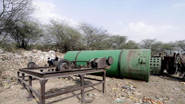 Officials said the machine compresses the waste and makes its transportation by trucks easier(Sunil ghosh/HT Photo) Officials said the machine compresses the waste and makes its transportation by trucks easier(Sunil ghosh/HT Photo)