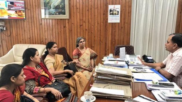 UP DGP OP Singh interacting with professors of psychology department, University of Lucknow, at DGP head quarters on April 19, 2018.