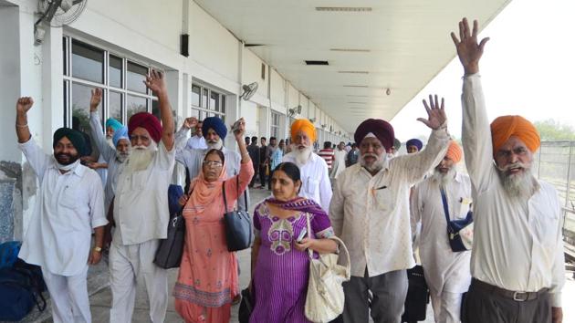 Sikh pilgrims arrive at Attari railway station, some 35km from Amritsar, as they return from Pakistan, on Saturday.(Sameer Sehgal/HT)