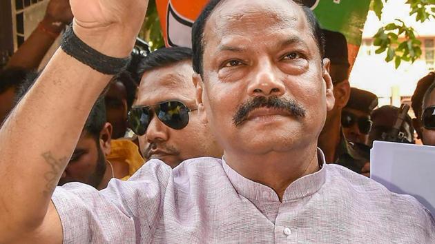Jharkhand chief minister Raghubar Das flashes a victory sign after results of the Ranchi Municipal Corporation (RMC) elections, at the BJP headquarters in Ranchi on Friday.(PTI)