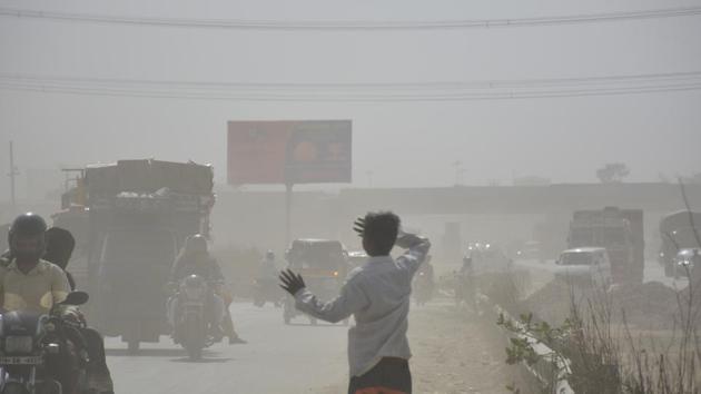 A man tries to protect himself during a dust storm in Ghaziabad on April 18, 2018. (Sakib Ali / HT Photo) A man tries to protect himself during a dust storm in Ghaziabad on April 18, 2018. (Sakib Ali / HT Photo)