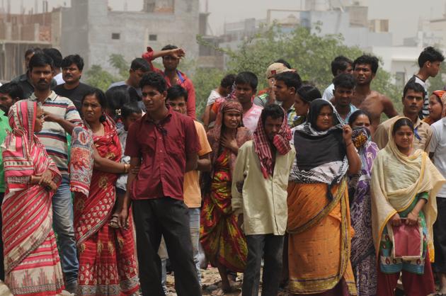 Residents who lost their huts and belongings to the fire have been sheltered in a government primary school.(Parveen Kumar/HT PHOTO)