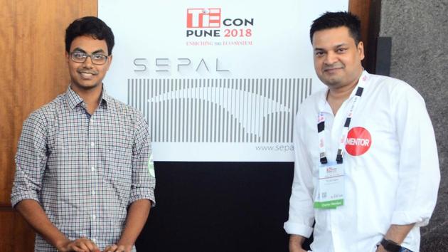 Vidhey Addepally (left) with his mentor Vivek Gupta at theTiECon Annual Entrepreneurship Awards function, Pune (SHANKAR NARAYAN/HT PHOTO) Vidhey Addepally (left) with his mentor Vivek Gupta at theTiECon Annual Entrepreneurship Awards function, Pune (SHANKAR NARAYAN/HT PHOTO)