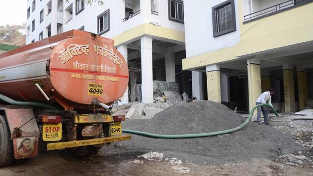 Water tanker in a residential society in Lipane vasti on Wednesday. (Ravindra Joshi/HT PHOTO) Water tanker in a residential society in Lipane vasti on Wednesday. (Ravindra Joshi/HT PHOTO)