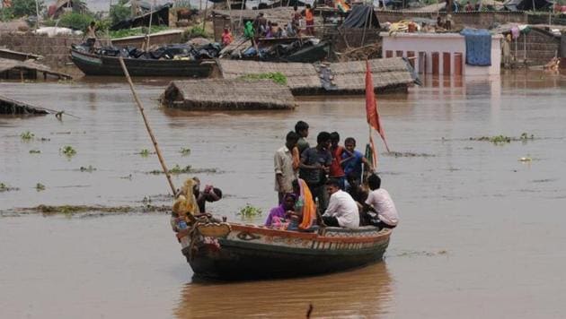 People with their belongings from flooded areas near Patna, leaving for a safer place.(HT File Photo)