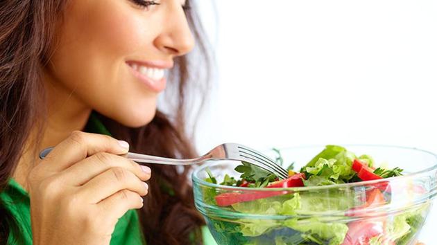 Make your weight loss goals easier to achieve: Having salads 30 minutes prior to major meals can curb your appetite.(Shutterstock)