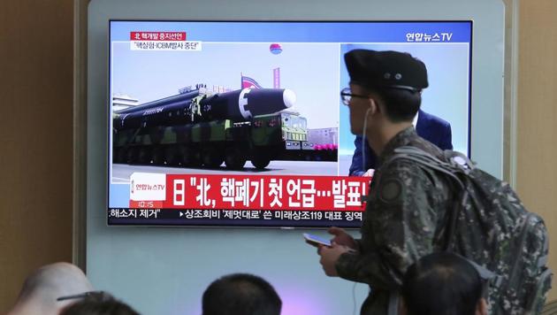 A South Korean army soldier passes by a file footage of North Korea's missile during a news programme at the Seoul Railway Station on April 21, 2018.(AP) A South Korean army soldier passes by a file footage of North Korea's missile during a news programme at the Seoul Railway Station on April 21, 2018.(AP)