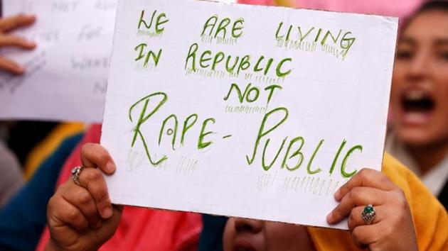 Students carry out a protest against the rape and murder of an eight-year-old girl in Kathua near Jammu, in Srinagar, on April 16, 2018. The Union Cabinet on Saturday cleared an ordinance that seeks the death penalty for convicted rapists of children below 12 years.(Reuters)