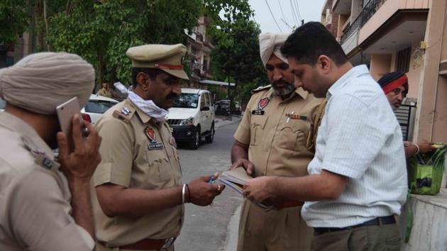 Police officials outside the residence of deceased Jaspinder Kaur in Mohali on Saturday.(HT Photo)