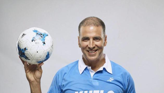 Actor Akshay Kumar played volleyball with Mumbai kids on Sunday.(PTI)
