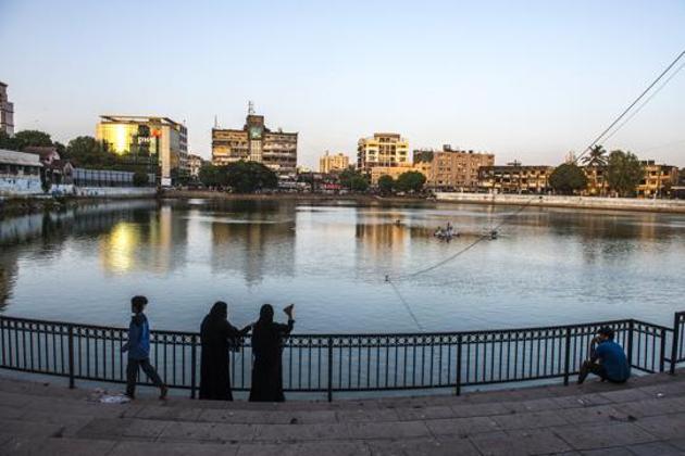 Under the first phase completed in April 2016, the BMC had desilted the lake, and restored the railings, granite flooring and pathway.(Satish Bate/HT Photo)