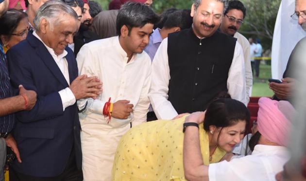 Vijay Inder Singla’s wife greets chief minister Captain Amarinder Singh at the swearing?in ceremony in Chandigarh on Saturday.(Sanjeev Sharma/HT)