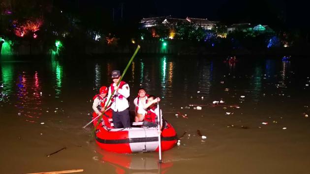 Rescuers patrol to look for missing people after two boats capsized in Guilin in southern China.(AFP)