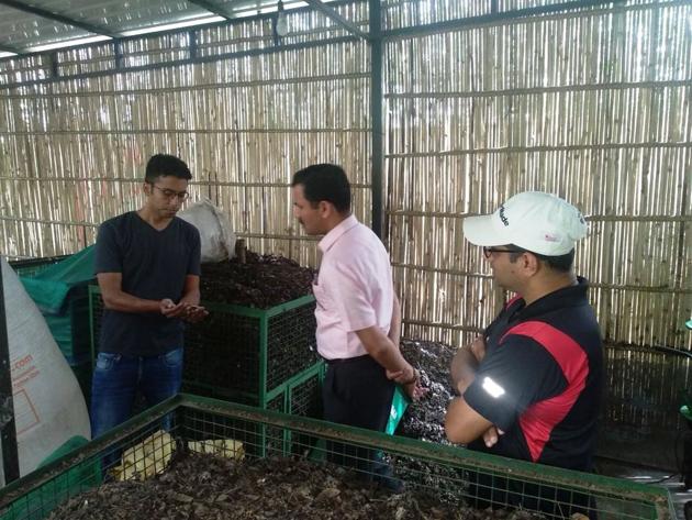 MCG commissioner Yashpal Yadav at a compost plant at Uniworld(HT PHOTO)