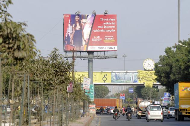 The authority has changed the old system, under which it used to charge different rates for wall wraps, hoardings and unipoles, and will now charge the advertisers a flat rate per square feet (sqft) depending on the zone where the advertisement is to be placed.(Sunil Ghosh/HT FILE)