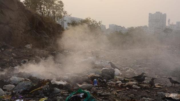 Garbage being burnt at Kharadi, Pune.(SHANKAR NARAYAN/HT PHOTO)
