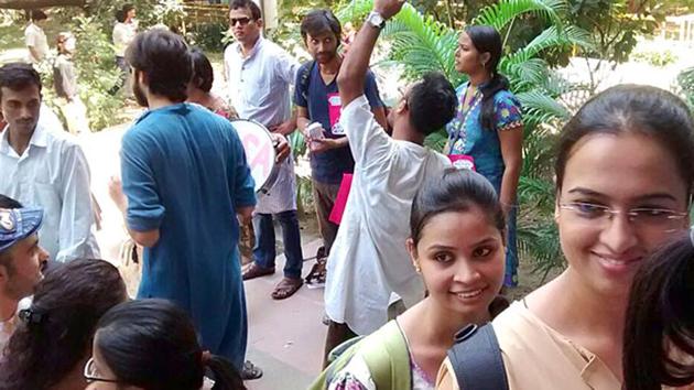 Jawaharlal Nehru University ) students wait to cast their vote in a campus election.(Sanjeev Verma/ HT file photo)