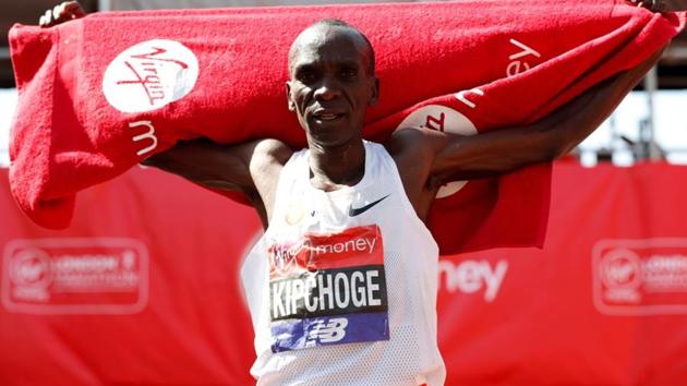 Kenyan athlete Eliud Kipchoge celebrates after winning the men's elite race at the 2018 London Marathon.(Reuters)