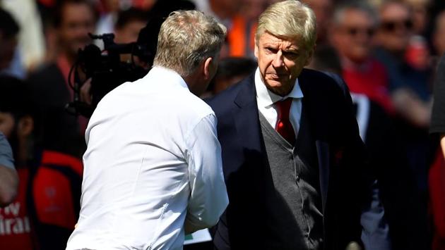 Arsenal manager Arsene Wenger shakes hands with West Ham United manager David Moyes before the match. (REUTERS) Arsenal manager Arsene Wenger shakes hands with West Ham United manager David Moyes before the match. (REUTERS)