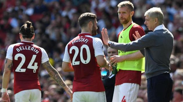 Arsenal manager Arsene Wenger gives instructions to Shkodran Mustafi as Per Mertesacker warms up. (REUTERS) Arsenal manager Arsene Wenger gives instructions to Shkodran Mustafi as Per Mertesacker warms up. (REUTERS)