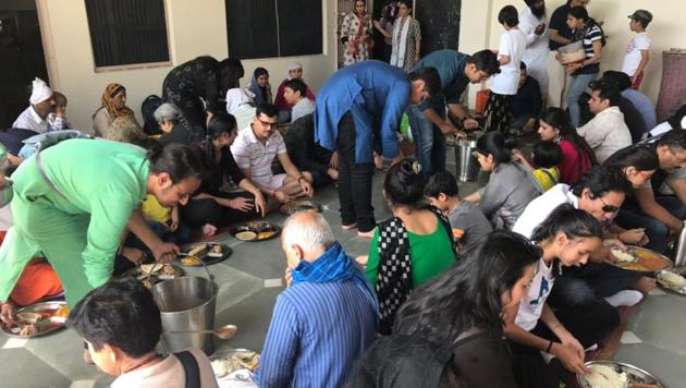 People being served food during ‘zero-waste lunch’ organised at Rajpur Gurudwara in Dehradun on Sunday.(HT)