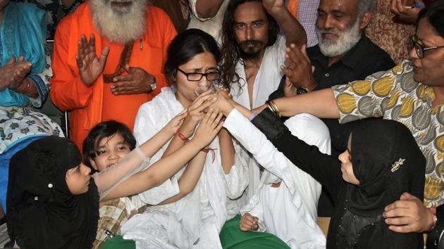 Delhi Commission for Women (DCW) chief Swati Maliwal ends her indefinite hunger by drinking juice, in New Delhi on Sunday. (PTI Photo) Delhi Commission for Women (DCW) chief Swati Maliwal ends her indefinite hunger by drinking juice, in New Delhi on Sunday. (PTI Photo)
