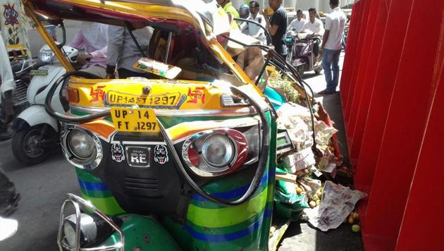 An auto rickshaw smashed in the accident, which occurred at the busy Mohan Nagar intersection in Ghaziabad.(Sakib Ali/HT Photo)