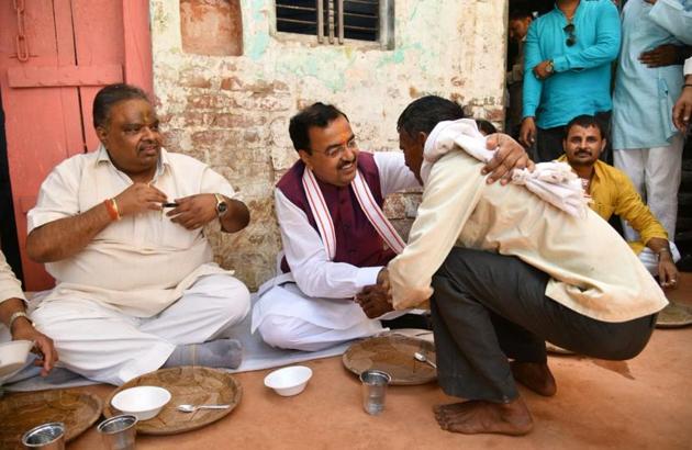 Dy CM Maurya breaks bread at a Dalit party worker’s residence. (HT Photo) Dy CM Maurya breaks bread at a Dalit party worker’s residence. (HT Photo)