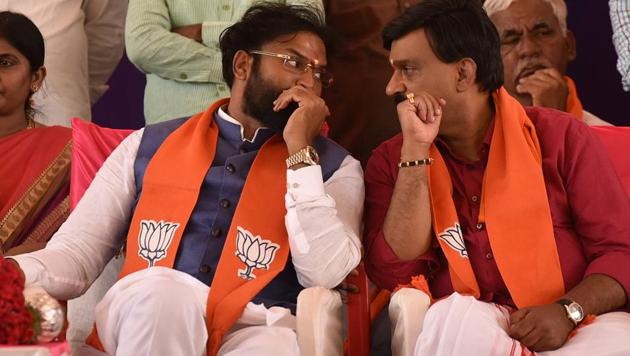 B Sriramulu with Janardhan Reddy during a public meeting at Molakalmuru in Chitradurga.(Arijit Sen/HT Photo)