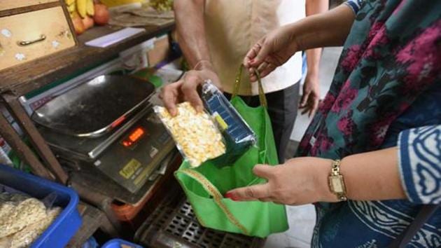 In a blow to retailers such as Big Bazaar and D-Mart, authorities have termed the compostable bags to be equally hazardous in nature.(Pratham Gokhale/HT File Photo) In a blow to retailers such as Big Bazaar and D-Mart, authorities have termed the compostable bags to be equally hazardous in nature.(Pratham Gokhale/HT File Photo)