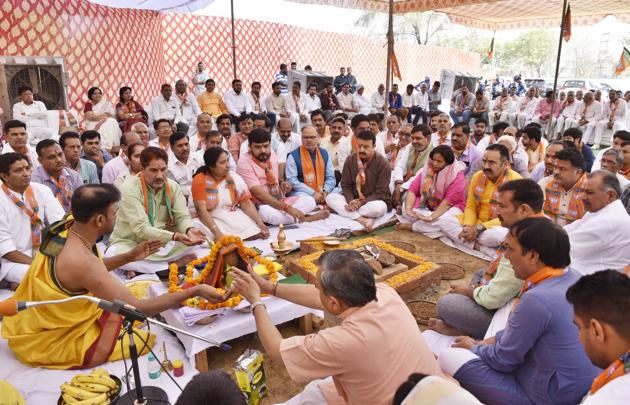 BJP leaders at the ground breaking ceremony for the party office at Silokhra on Monday.(Sanjeev Verma/HT PHOTO) BJP leaders at the ground breaking ceremony for the party office at Silokhra on Monday.(Sanjeev Verma/HT PHOTO)