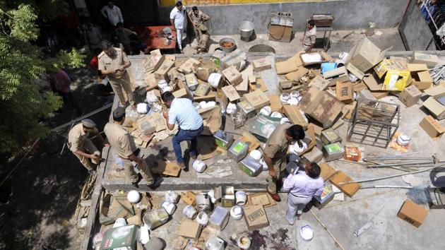 Forensic team at the spot where the encounter took place on Monday. Bhati was killed on the rooftop of an establishment adjacent to a sweet shop in Sector 41, Noida.(Sunil Ghosh/HT Photo)