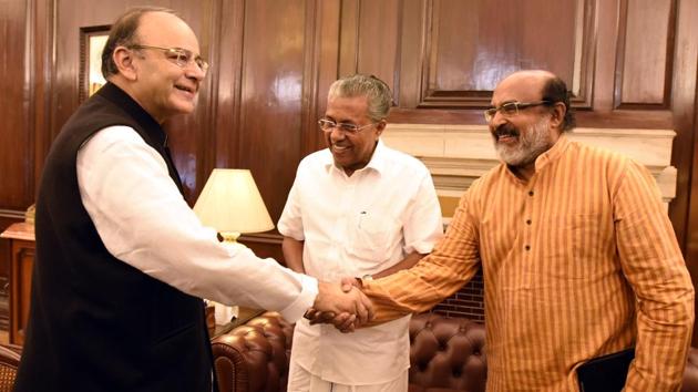 Kerala chief Minister Pinarayi Vijayan and finance minister Thomas Isaac with Union Finance Minister Arun Jaitley.(Sonu Mehta/HT PHOTO)