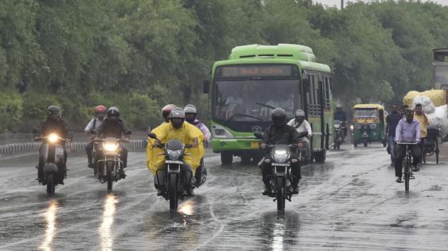 Commuters travel under light showers in New Delhi, on April 9. (Sonu Mehta/HT File Photo) Commuters travel under light showers in New Delhi, on April 9. (Sonu Mehta/HT File Photo)