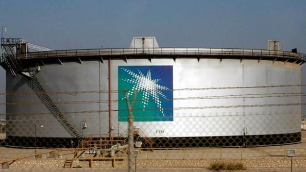 An oil tank is seen at the Saudi Aramco headquarters during a media tour at Damam city November 11, 2007. (Reuters File Photo) An oil tank is seen at the Saudi Aramco headquarters during a media tour at Damam city November 11, 2007. (Reuters File Photo)